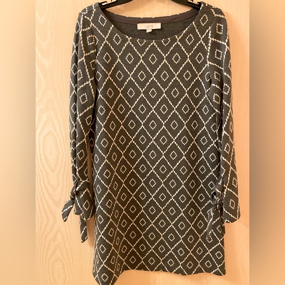 LOFT (M) Charcoal Gray/White Graphic Long Sleeve Above the Knee Dress